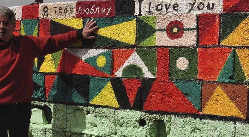 26-meter mural that gravitates over love - with 10 I love you in different languages ​​- located in calle de Jesús Maynar Dupla, La Laguna, Tenerife.