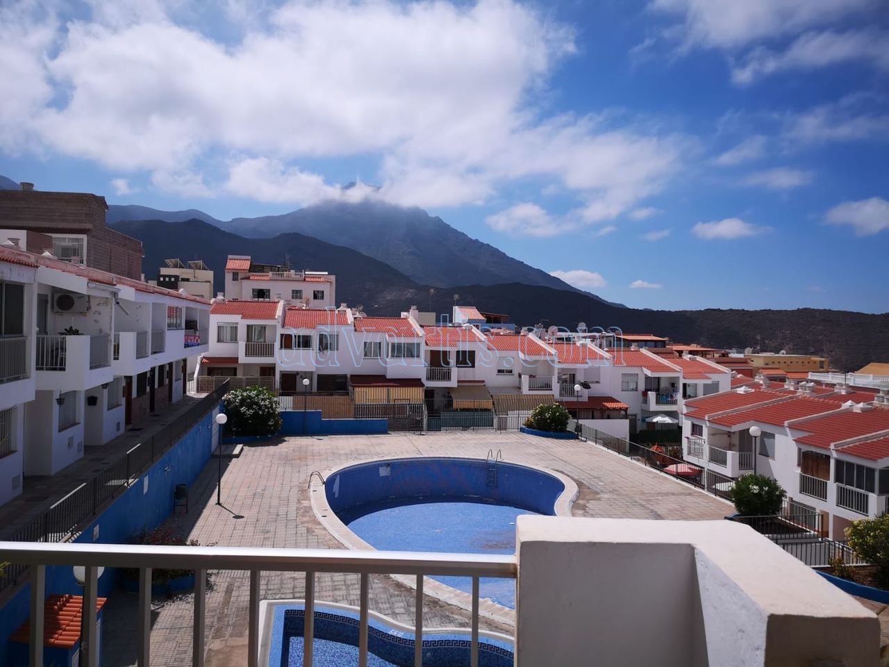 Spacious 4 bedroom apartment for sale in Adeje, Tenerife €185.000