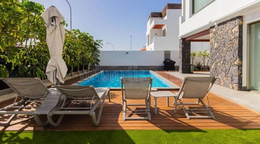 Luxury villa with top quality finishes that enhance the good taste and technological innovation for sale in the best area of Los Cristianos, Tenerife.