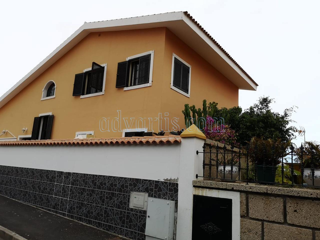 Detached house for sale in residential area in Adeje, Tenerife €420.000