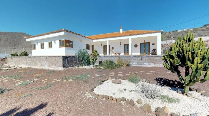 Beautiful villa with unbeatable views of the ocean and the neighbouring islands for sale in San Miguel de Abona, Tenerife.