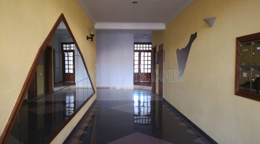 spacious-3-bedroom-apartment-for-sale-in-adeje-tenerife-38670-1114-02